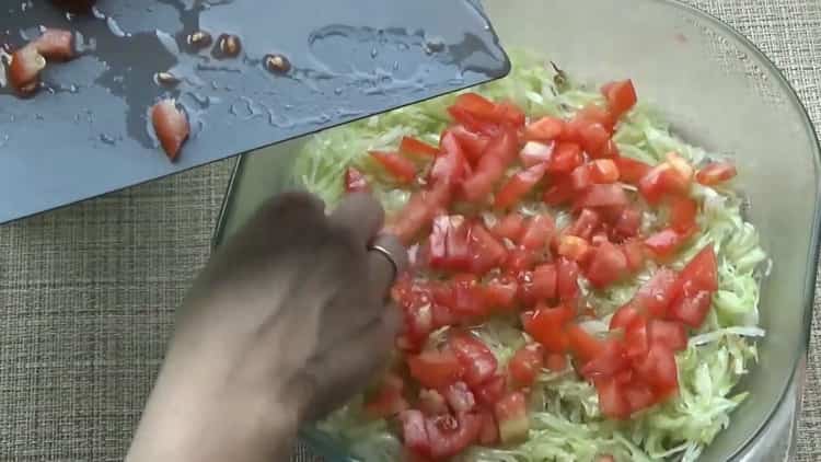 Per preparare involtini di cavolo pigri, stendi uno strato di pomodori