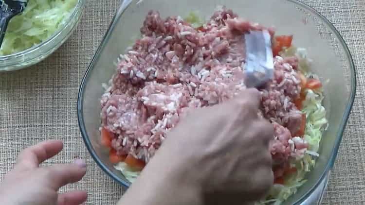 Per preparare involtini di cavolo pigri, stendi uno strato di carne macinata