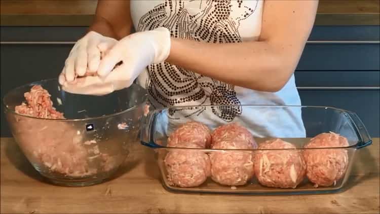 Per preparare involtini di cavolo pigri, prepara delle polpette