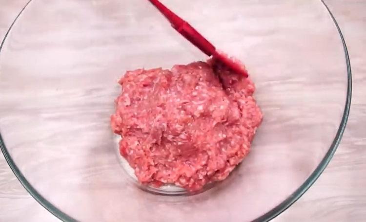 Per fare il cavolo ripieno, cuoci la carne macinata