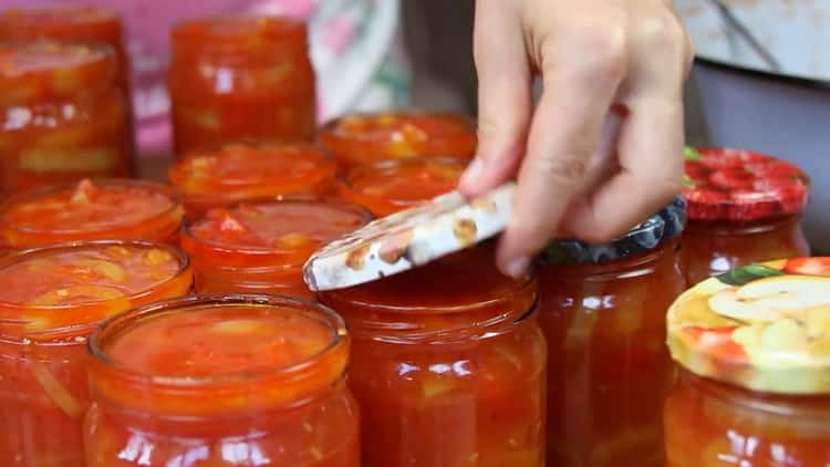 Preparare i coperchi per la cottura.