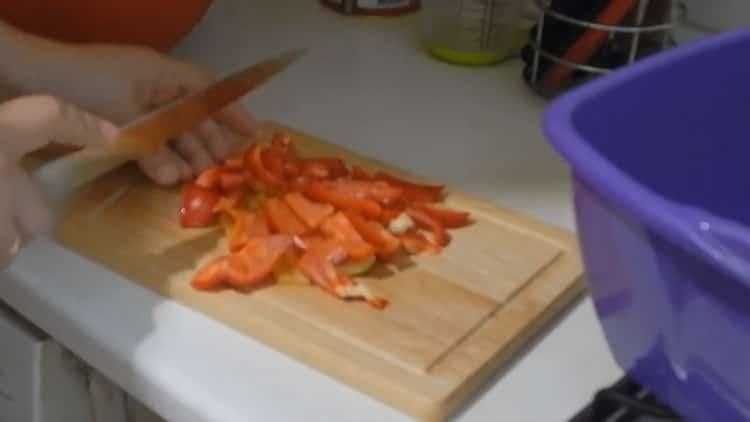 Per preparare il lecho, prepara gli ingredienti