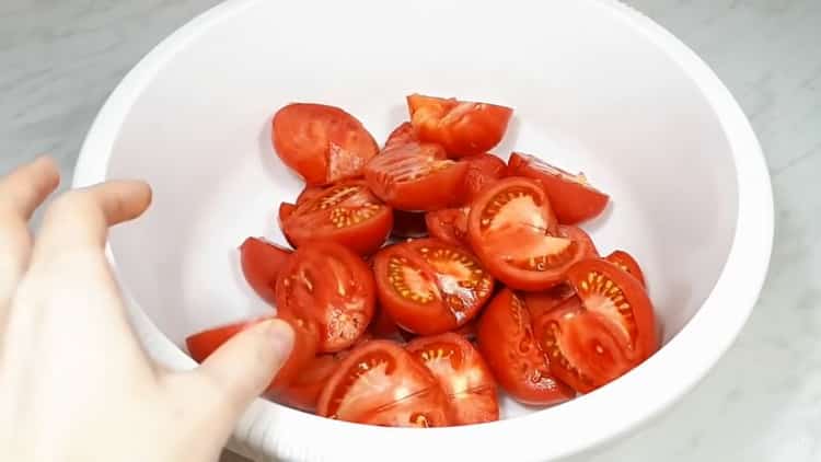 Per cucinare il lecho, tagliare i pomodori