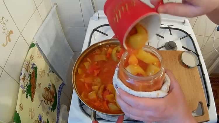 Per preparare il lecho, metti gli ingredienti in un barattolo