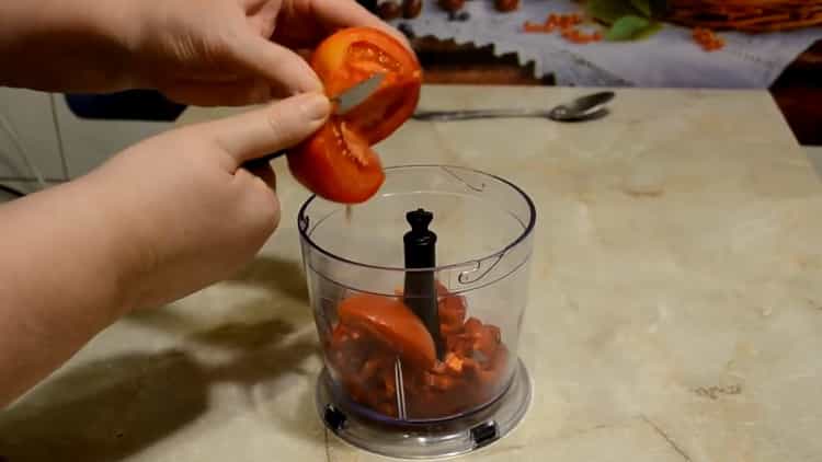 Per cucinare il lecho, tagliare il pomodoro