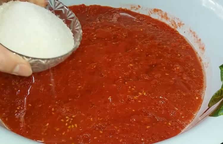 Per preparare il lecho, tagliare i pomodori