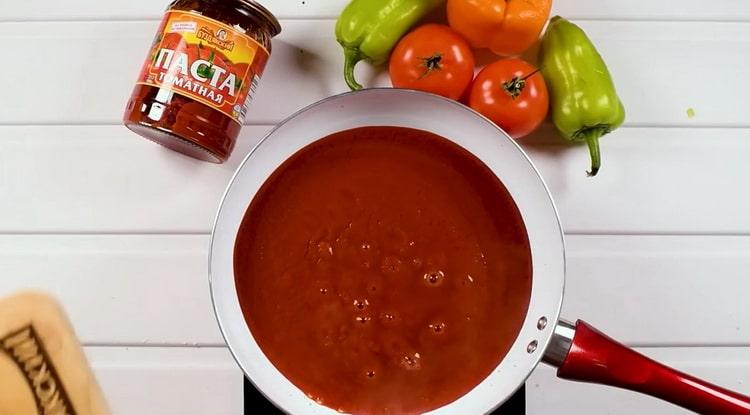 Per cucinare il lecho, portare a ebollizione il pomodoro