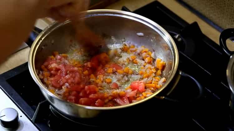 Per cucinare, tagliare tutti gli ingredienti