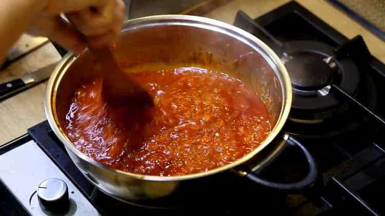 Aggiungi il concentrato di pomodoro per cuocere