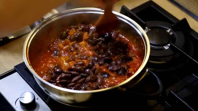 Prepara gli ingredienti per cucinare.