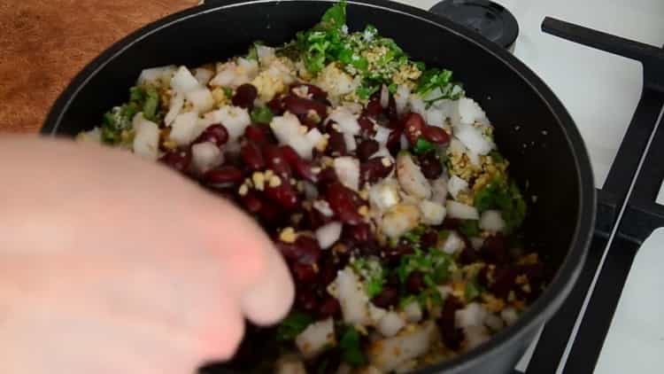 Per fare lobio di fagioli rossi in georgiano mescolare gli ingredienti