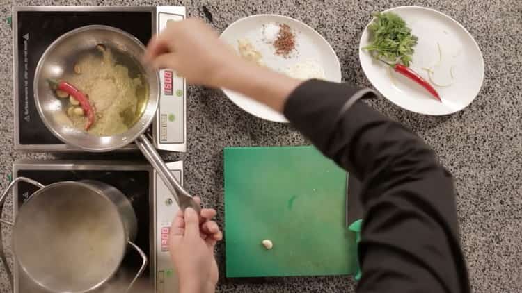 Mescola gli ingredienti per fare la pasta.