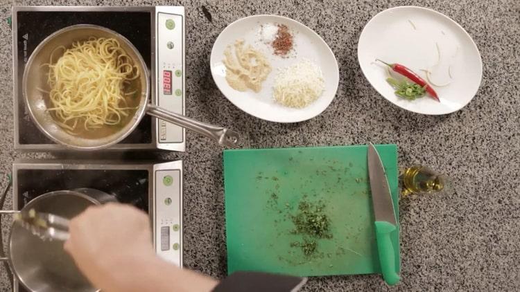 Fai bollire le tagliatelle per fare una pasta.