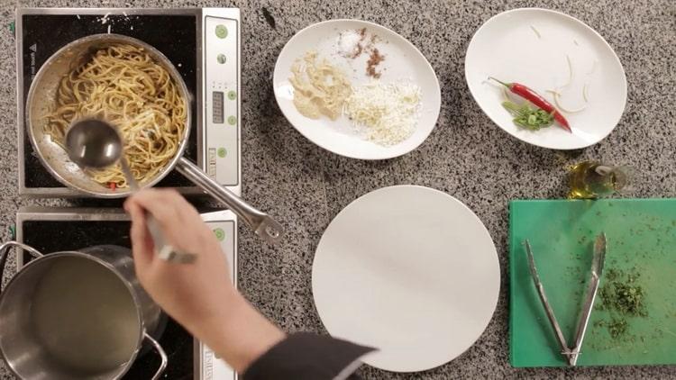 Mescola gli ingredienti per fare la pasta.