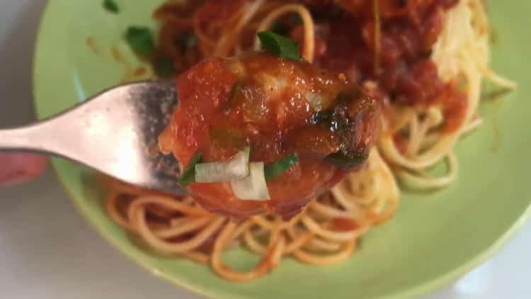 Pasta con cotolette su una ricetta passo dopo passo con foto