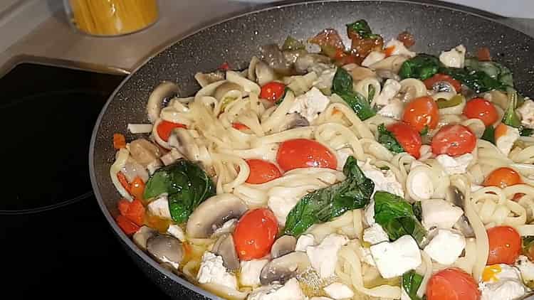 pasta con pollo in padella pronta