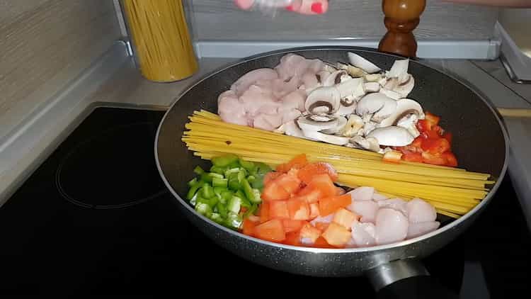 Per preparare la pasta, prepara gli ingredienti