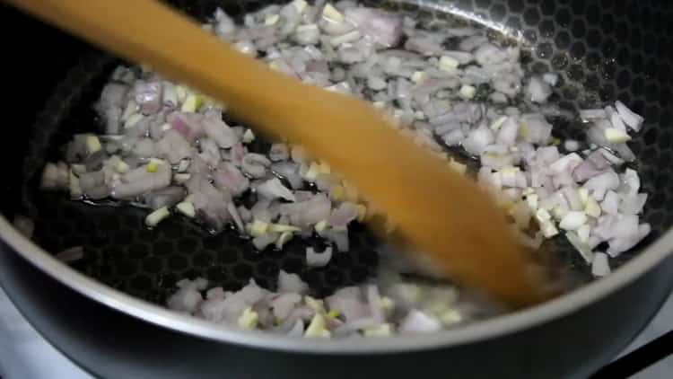 Per cucinare la pasta, friggere le cipolle