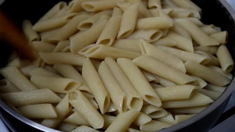 Per la pasta mescolare gli ingredienti.