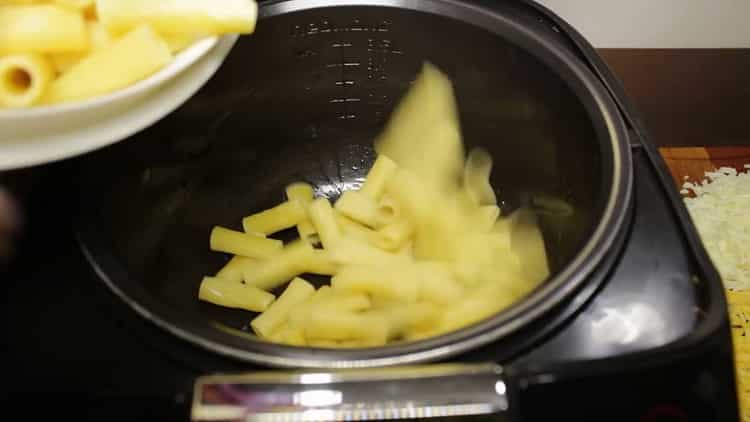 Per preparare la pasta con carne macinata, stendere il primo strato