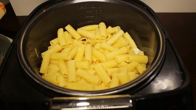 Per preparare la pasta con carne macinata, stendi l'ultimo strato