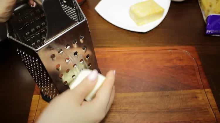 Per fare la pasta con carne macinata, grattugiare il formaggio