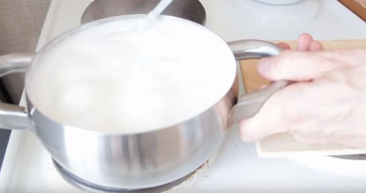 Cuocere il porridge per altri 3 minuti e spegnerlo.