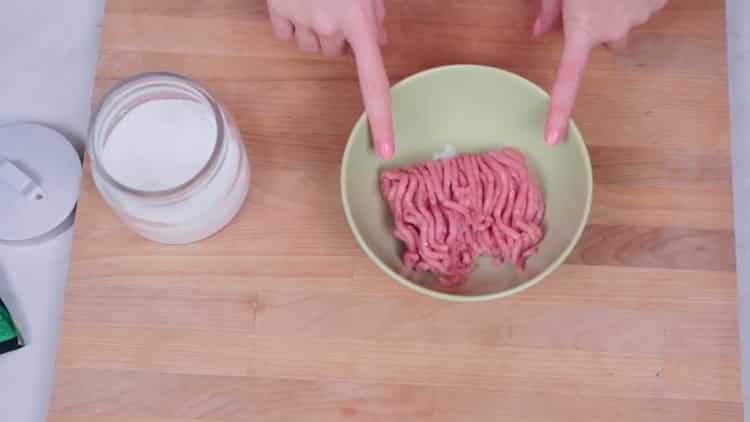 Per preparare gli hamburger, prepara il ripieno