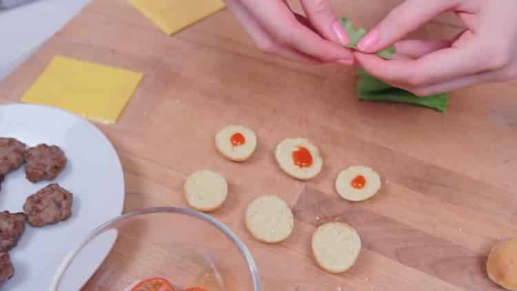 Per preparare hamburger con i panini, metti il ​​ketchup