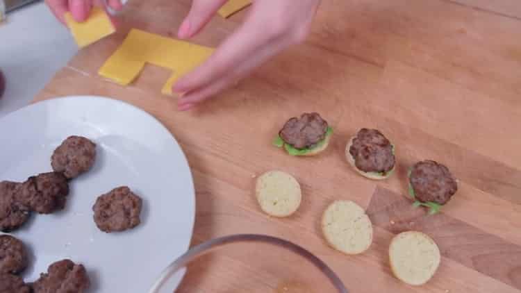 Per preparare hamburger con i panini, metti il ​​tortino