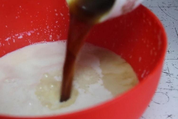 Per preparare la gelatina di latte con la gelatina, aggiungi il caffè alla miscela