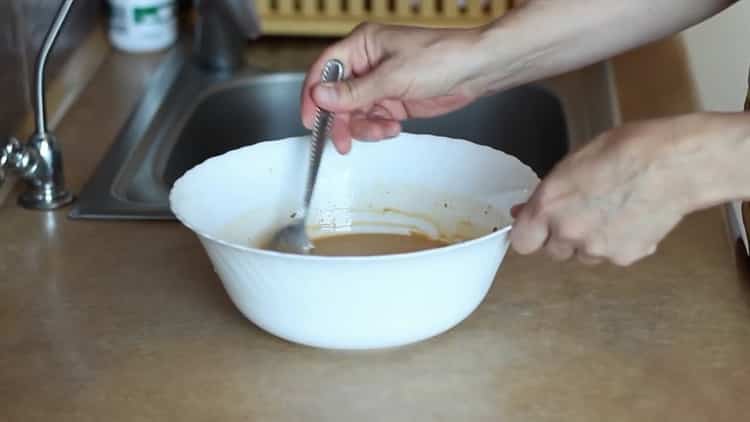 Mescola gli ingredienti per fare il gelato.