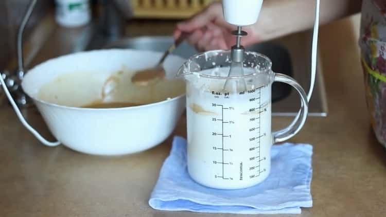 Unire gli ingredienti per fare il gelato.