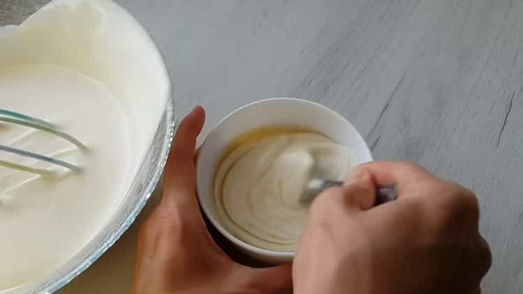 Mescola gli ingredienti per preparare la mousse al dolce.