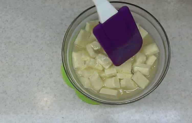 Sciogli il cioccolato per fare la torta.