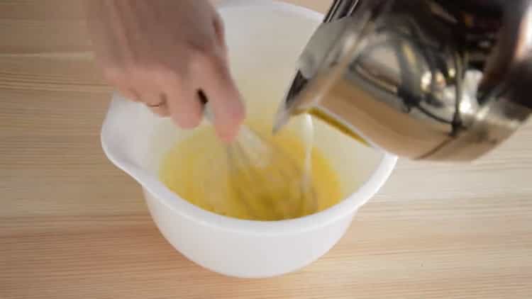 Mescola gli ingredienti per preparare la torta.