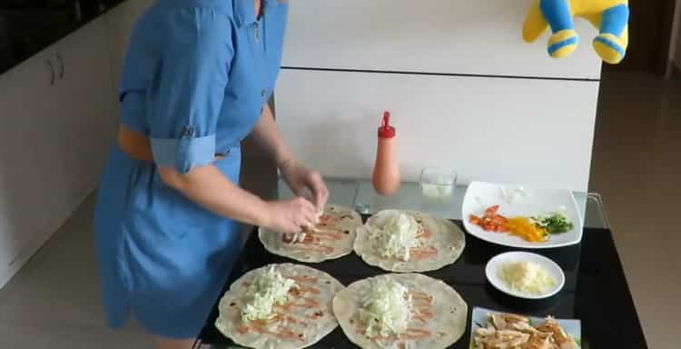 Per preparare il ripieno, metti il ​​cavolo sul pane pita