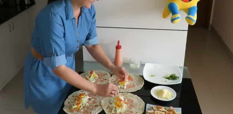 Per preparare il ripieno, metti il ​​formaggio sul pane pita