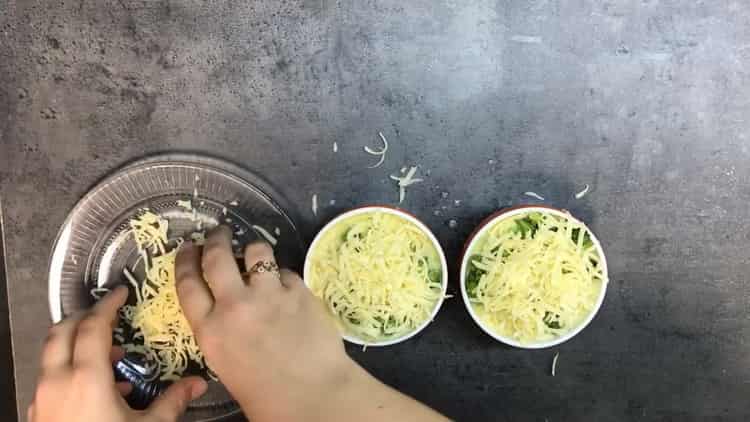 Per preparare la frittata, metti gli ingredienti in uno stampo