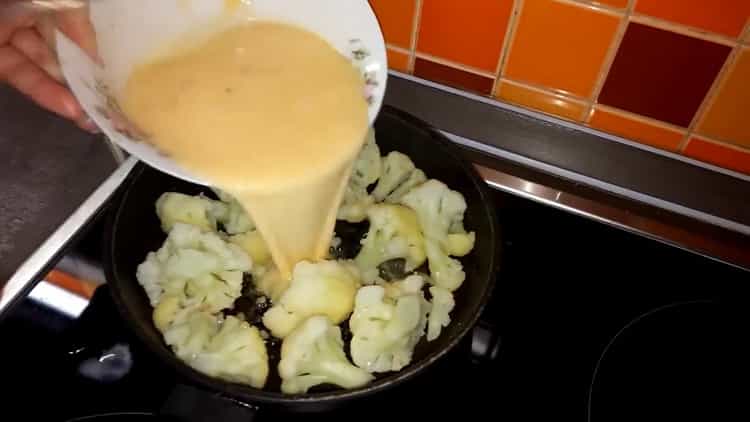 Per preparare una frittata, unisci le uova con il cavolo