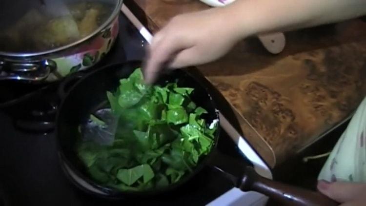 Per preparare una frittata, tagliare gli spinaci