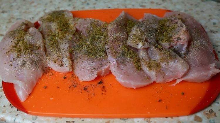 Per preparare la pasta Alfredo, preparare la carne