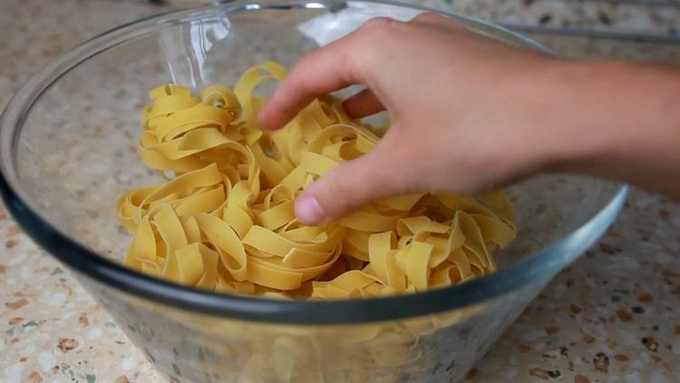 Per fare la pasta di Alfredo, prepara gli ingredienti