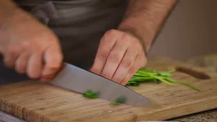 Per fare la pasta, tagliare le verdure