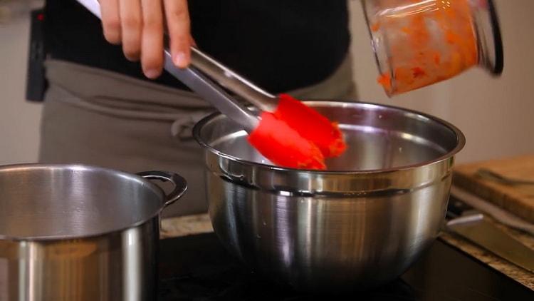 Unire gli ingredienti per fare la pasta.