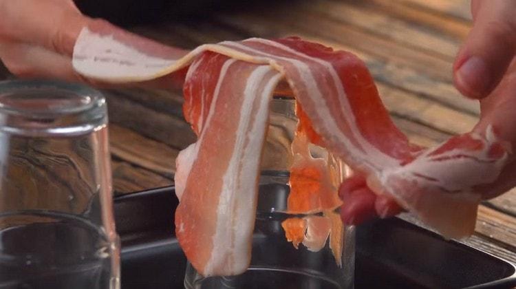 Distribuire due fette di pancetta su un bicchiere, capovolgere su una teglia.