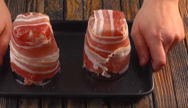 Avvolgi un bicchiere con altre due fette di pancetta.