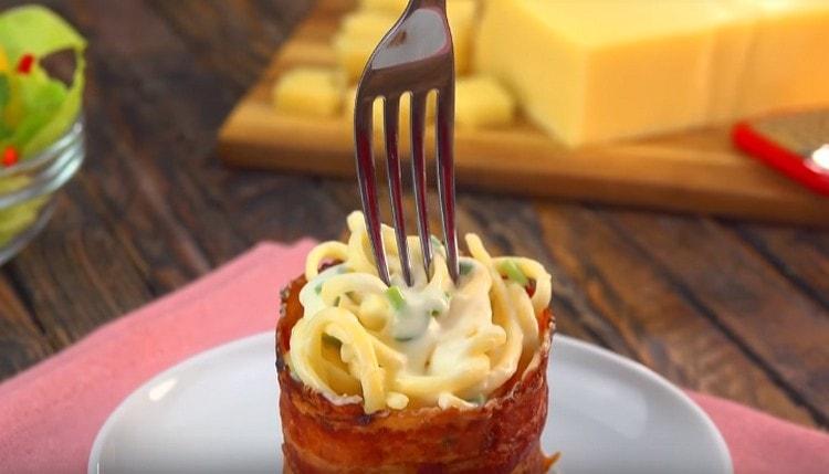 Le paste linguine servite in bicchieri da pancetta sorprenderanno sicuramente i tuoi cari.