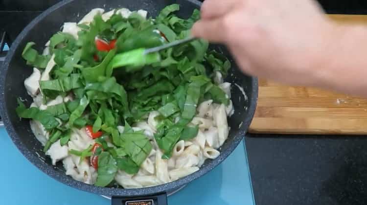 Unire gli ingredienti per fare la pasta.