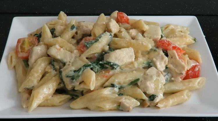 Deliziosa pasta di penne di pollo in salsa cremosa